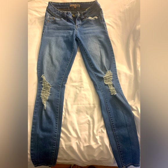 YMI Denim - YMI size 3 skinny mid-rise jeans